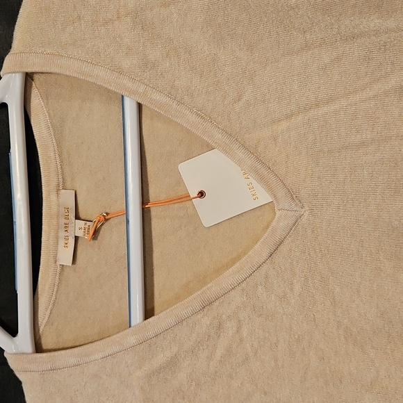 NWT SKIES ARE BLUE 80% Viscose soft v neck stretchy sweater w gold cuff buttons - Picture 6 of 9